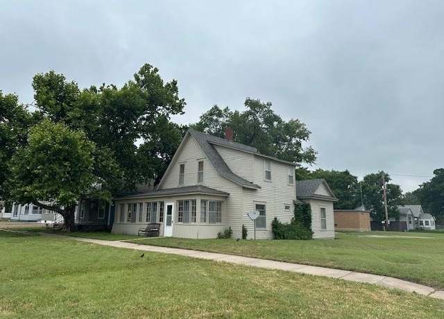 Property at 2500 16th St, Great Bend, KS 67530, 2 beds, 1.5 baths
