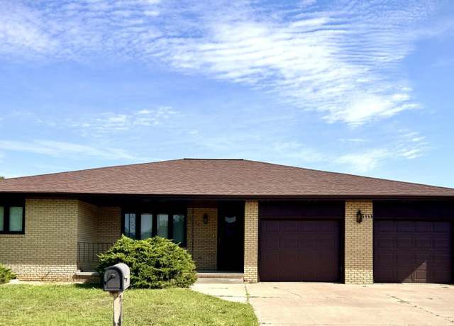 Property at 1111 Country Club Dr Dr, Hays, KS 67601, 5 beds, 4 baths