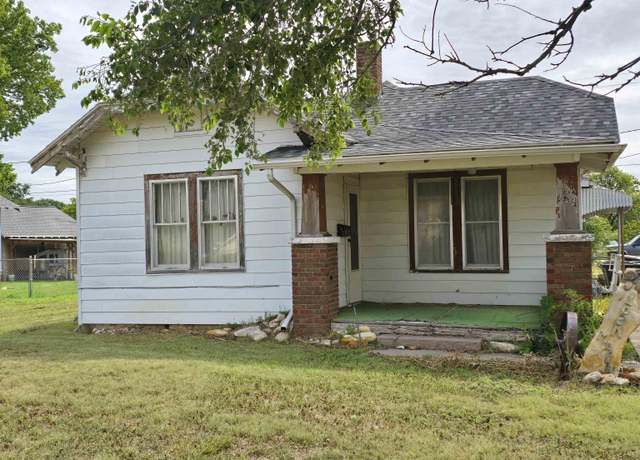 Property at 103 N Main St St, Russell, KS 67665, 2 beds, 1 bath