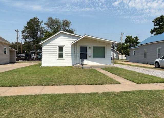 Property at 213 E 15th St, Hays, KS 67601, 2 beds, 1 bath