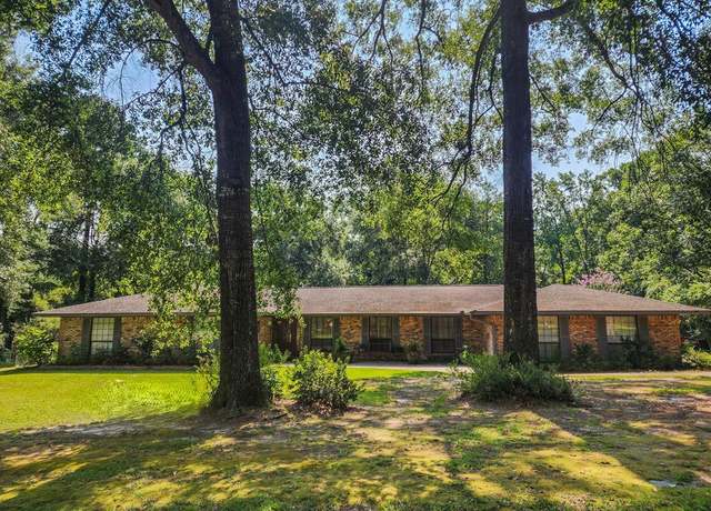 Property at 810 Hickory Ln, Jasper, TX 75951, 4 beds, 3 baths
