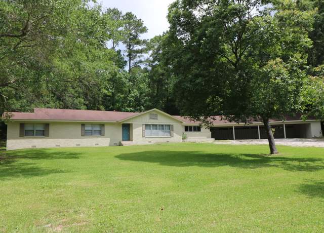 Property at 1002 W Houston St, Jasper, TX 75951, 4 beds, 2 baths