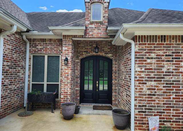 Property at 285 Acorn Dr, Lufkin, TX 75904, 3 beds, 2 baths