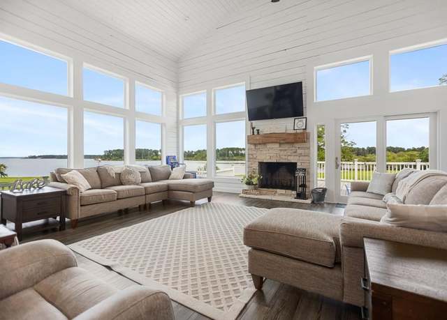 Property at 321 Paradise Dr, Zavalla, TX 75980, 5 beds, 4 baths
