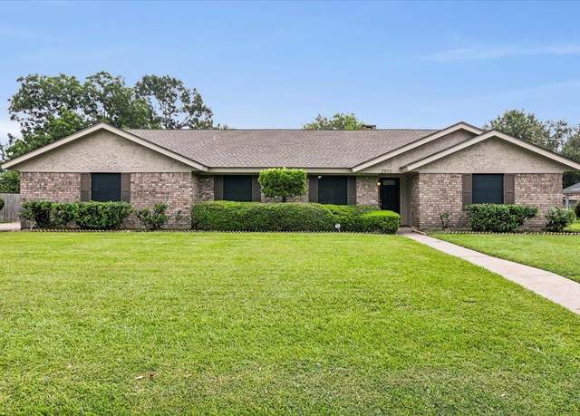 Property at 2600 Country Club Dr, Orange, TX 77630, 4 beds, 2 baths