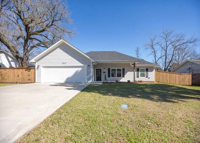 Property at 747 Southwood Dr, Lufkin, TX 75901, 3 beds, 2 baths