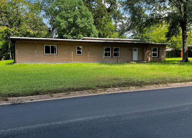 Property at 912 Reen Dr, Lufkin, TX 74904, 4 beds, 2 baths