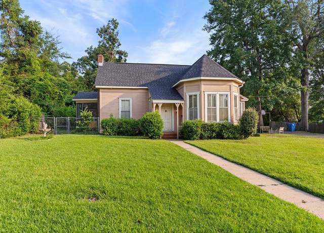 Property at 113 W Kerr Ave, Lufkin, TX 75901, 4 beds, 3 baths
