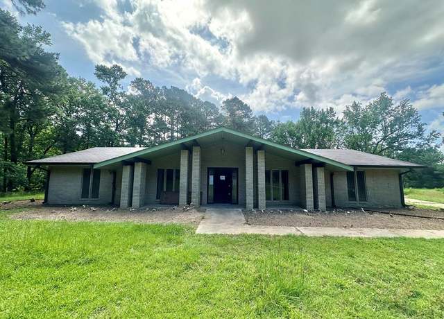 Property at 707 Pine St, Center, TX 75935, 6 beds, 4 baths