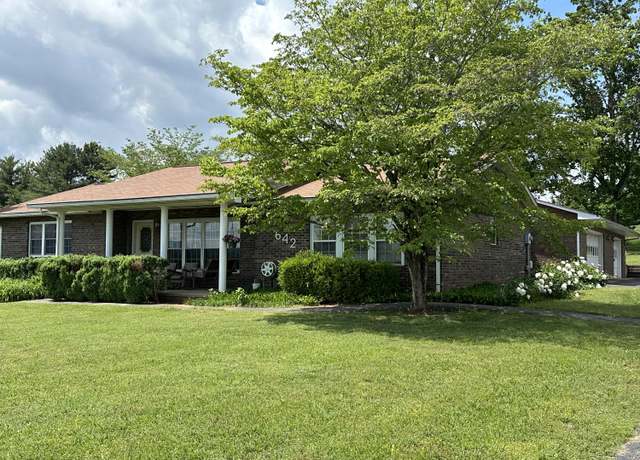 Property at 642 Victoria Dr, Dandridge, TN 37725, 2 beds, 1.5 baths