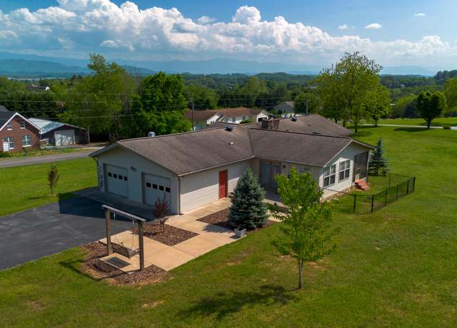 Property at 621 Briarwood Dr, Dandridge, TN 37725, 3 beds, 2 baths