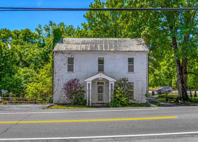 Property at 115 E Meeting St, Dandridge, TN 37725, 4 beds, 1.5 baths