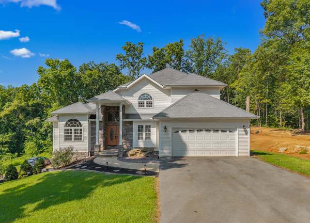 Property at 917 Crickett Dr, Dandridge, TN 37725, 3 beds, 2.5 baths