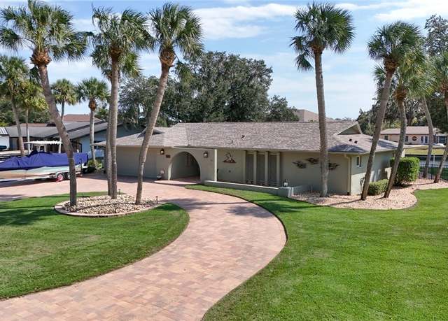 Property at 217 SW Kings Bay Dr, Crystal River, FL 34429, 3 beds, 2.5 baths