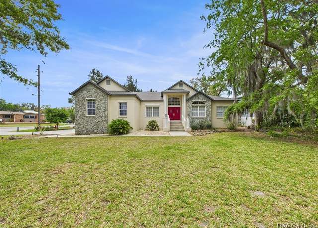 Property at 402 NW Magnolia Cir, Crystal River, FL 34428, 3 beds, 3 baths