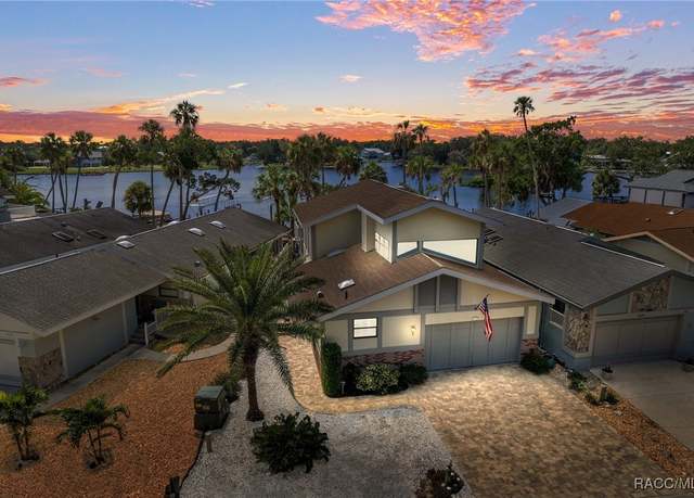 Property at 5248 S Riverview Cir, Homosassa, FL 34448, 3 beds, 2.5 baths