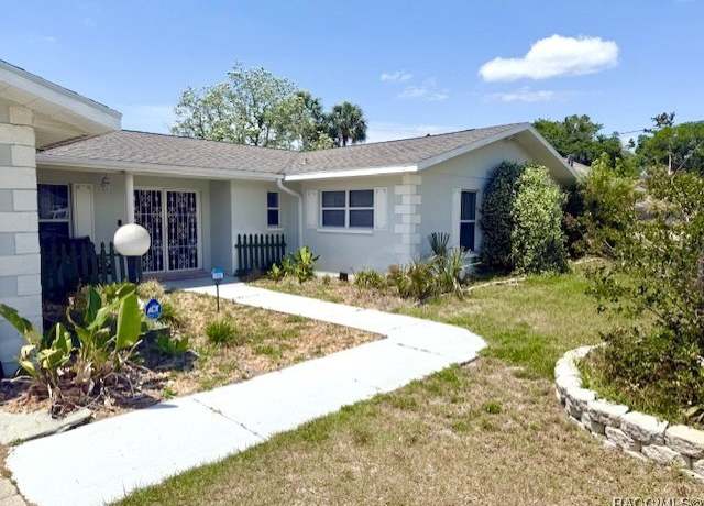 Property at 818 N Country Club Dr, Crystal River, FL, 5 beds, 3 baths