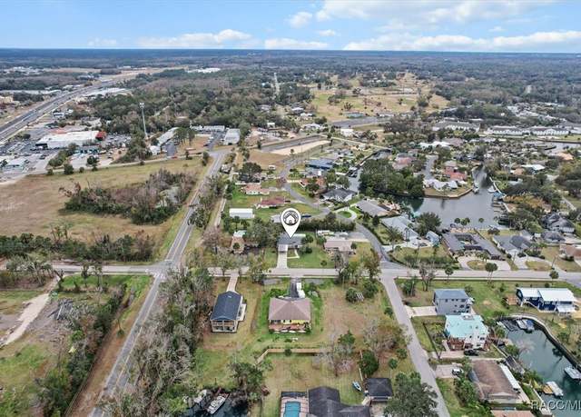 Property at 512 SE Paradise Point Rd, Crystal River, FL 34429, 3 beds, 2 baths