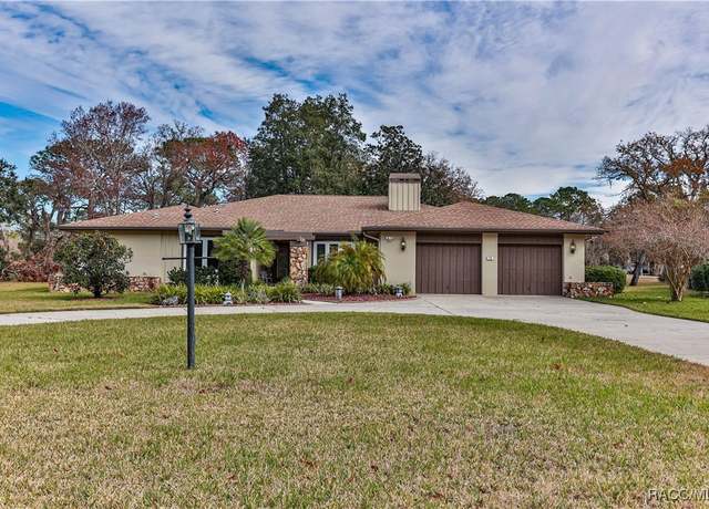 Property at 24 Pine St, Homosassa, FL 34446, 3 beds, 2.5 baths