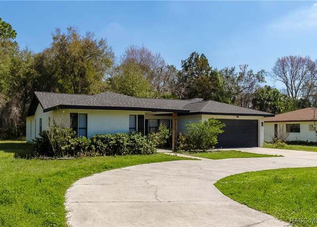 Property at 721 N Country Club Dr, Crystal River, FL 34429, 3 beds, 2 baths