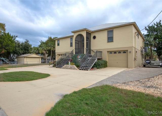 Property at 1621 NW 20th Ave, Crystal River, FL 34428, 3 beds, 2.5 baths