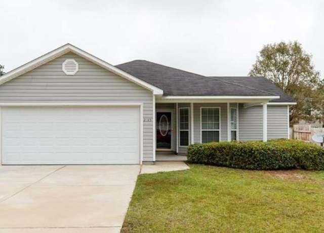 Property at 2745 Pineview Dr, Valdosta, GA 31605, 3 beds, 2 baths