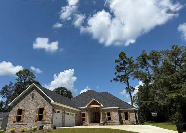 Property at 1112 Lake Dr, Valdosta, GA 31602, 4 beds, 3.5 baths