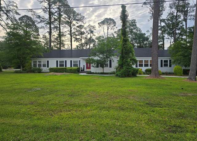 Property at 1102 Dogwood Dr, Nashville, GA 31639, 3 beds, 3 baths