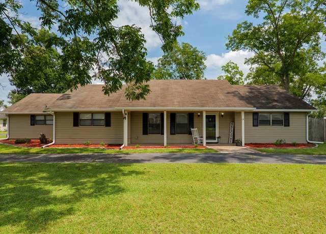 Property at 1007 Pecan St, Nashville, GA 31639, 3 beds, 2 baths