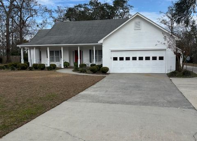 Property at 3751 Creekwood Dr, Valdosta, GA 31602, 3 beds, 2 baths