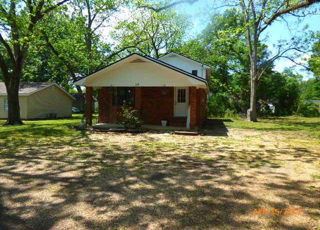 Property at 555 Olive, Brookhaven, MS 39601, 3 beds, 2 baths