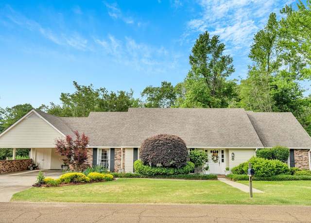 Property at 921 North St, Mccomb, MS 39648, 4 beds, 3 baths