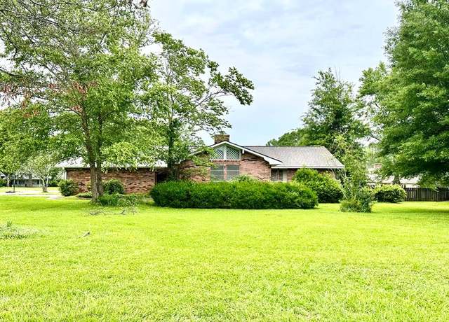 Property at 522 Red Oak, Brookhaven, MS 39601, 3 beds, 2 baths