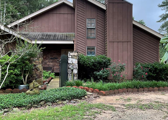 Property at 204 Summit Dr, Madison, MS 39110, 4 beds, 2 baths