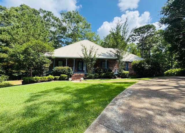 Property at 2112 Woodlands Dr, Mccomb, MS 39648, 3 beds, 2 baths