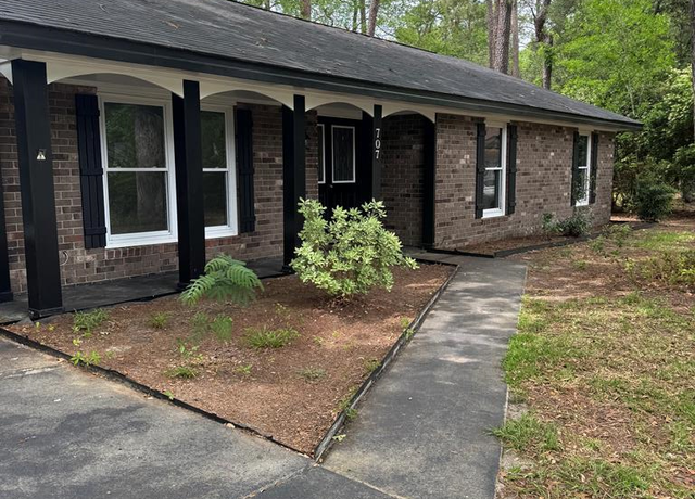 Property at 707 Marlborough Ct, Hinesville, GA 31313, 4 beds, 2.5 baths