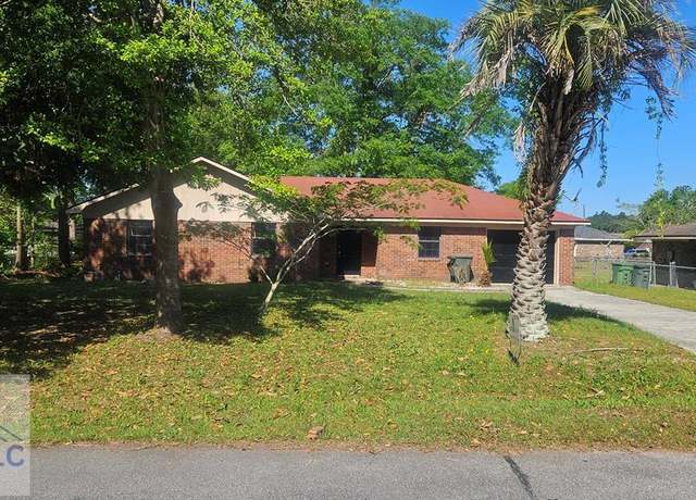 Property at 489 Elm St, Hinesville, GA 31313, 3 beds, 2 baths