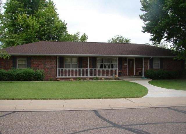 Property at 541 Lilac Dr, Liberal, KS 67901, 3 beds, 2 baths