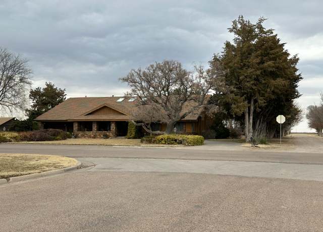 Property at 302 W 1st St, Hugoton, KS 67951, 3 beds, 2.5 baths