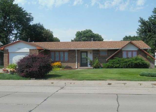 Property at 1721 Sunset Dr, North Platte, NE 69101, 3 beds, 2 baths