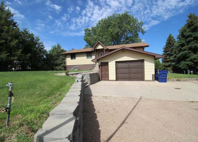 Property at 164 Cedar Lane Dr, North Platte, NE 69101, 4 beds, 3 baths