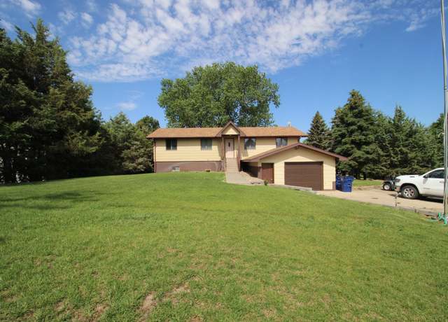 Property at 164 Cedar Lane Dr, North Platte, NE 69101, 4 beds, 3 baths