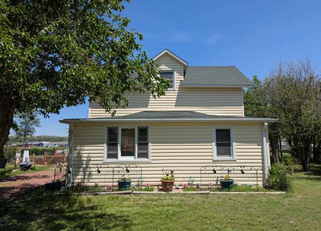 Property at 230 Elm St, Sutherland, NE 69165, 3 beds, 1 bath