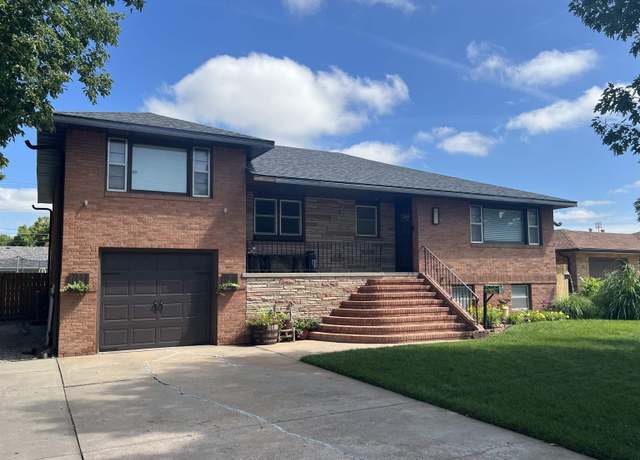 Property at 1405 W B St, North Platte, NE 69101, 4 beds, 3 baths