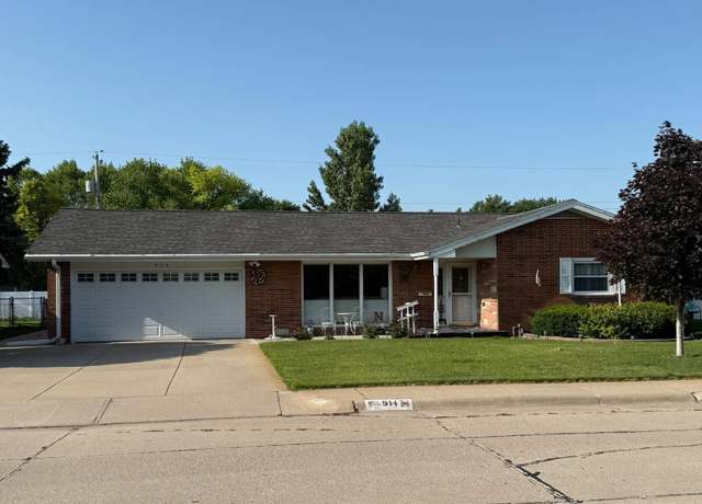 Property at 914 Cedarberry Rd, North Platte, NE 69101, 3 beds, 2 baths
