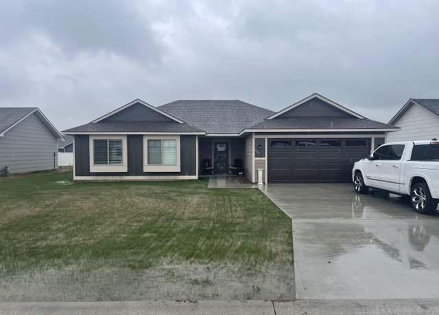 Property at 1315 Broce Bnd, Dodge City, KS 67801, 3 beds, 2 baths