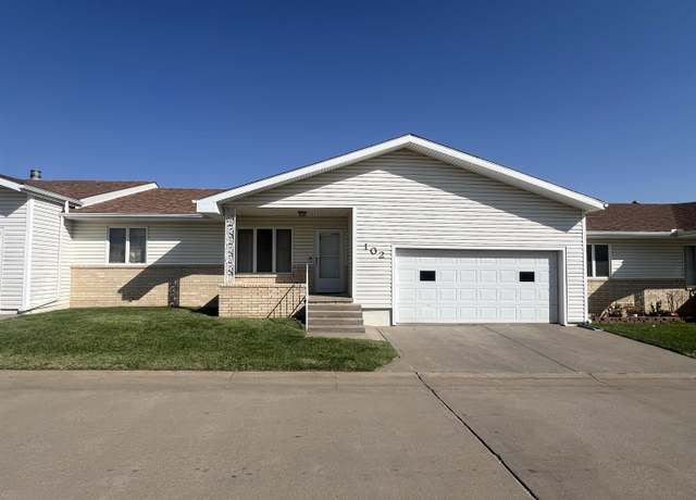 Property at 102 Crestview Dr, Dodge City, KS 67801, 3 beds, 3 baths
