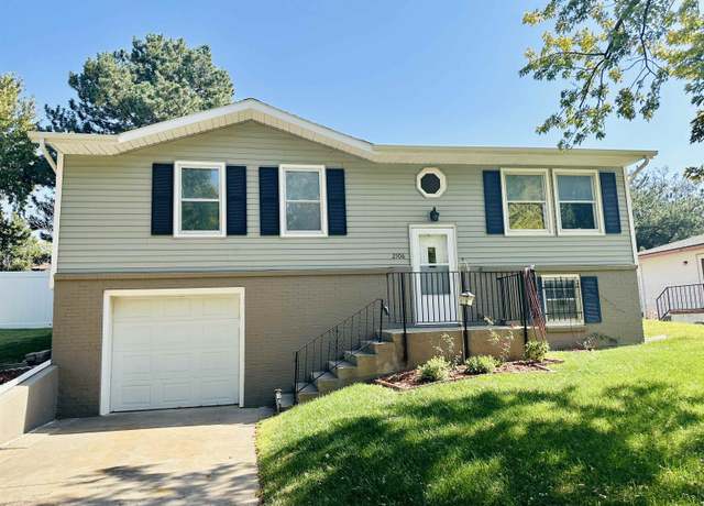Property at 2106 Manor Dr, Dodge City, KS 67801, 3 beds, 2.5 baths