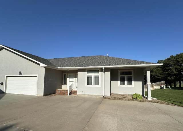 Property at 1418 Hi St, Dodge City, KS 67801, 2 beds, 3 baths