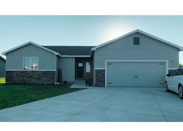 Property at 2901 E Barbara Ln, Dodge City, KS 67801, 3 beds, 2 baths